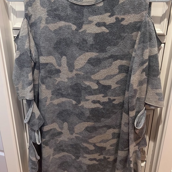 Womens size Large 143 Story by Line Up Camo long sleeve shirt with arm slits - Picture 2 of 8